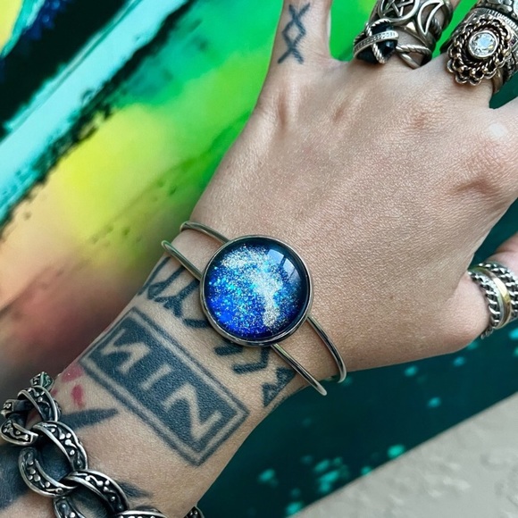 Handmade Dark blue & silver galaxy northern lights cuff bracelet - Picture 5 of 11